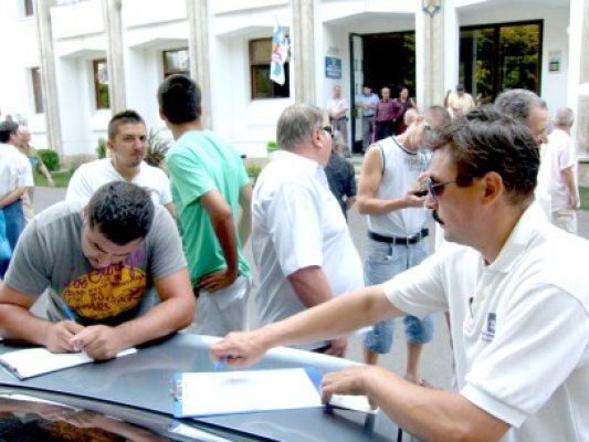 Prefectul a venit la primărie să semneze lista lui Chiru pentru demiterea lui Mazăre
